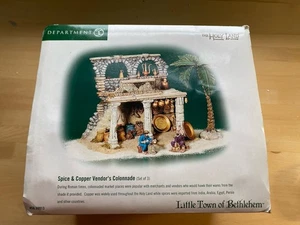 Columnata de vendedor Department 56 Little Town of Bethlehem Spice & Cooper (leer) - Imagen 1 de 12