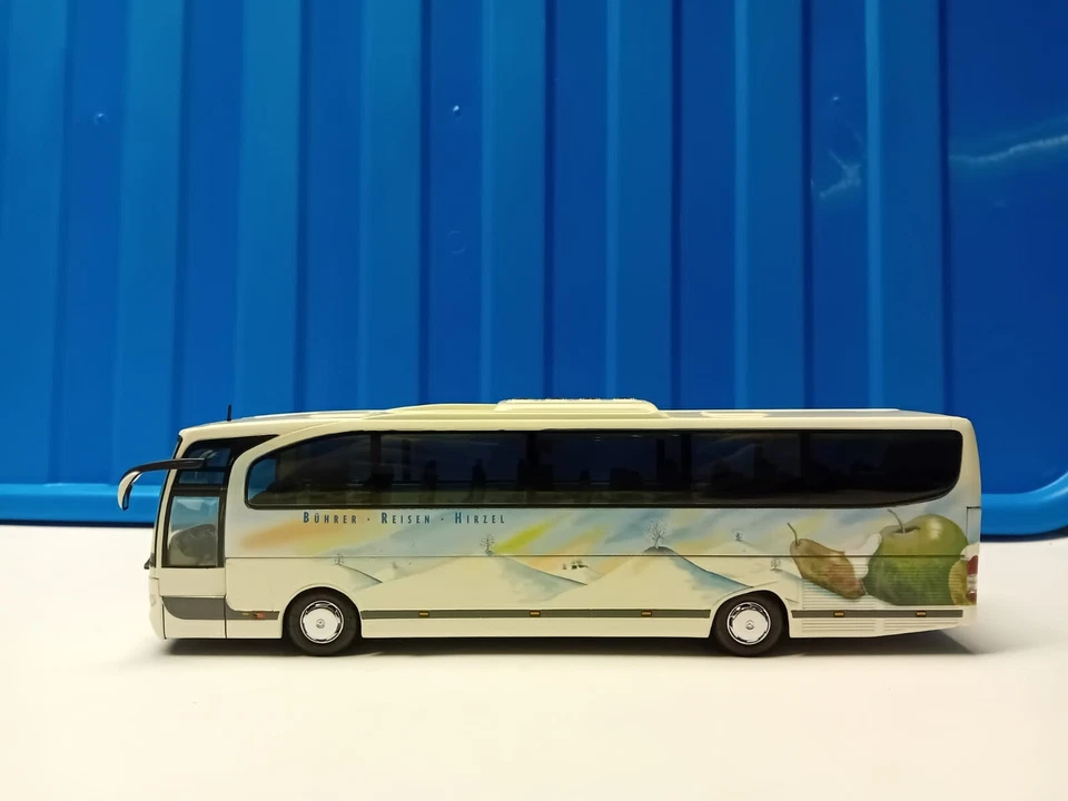 Autobus MINICHAMPS mercedes benz travego 1/43 - Immagine 1 di 4