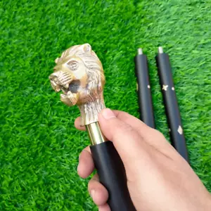 Bastone da passeggio in legno manico testa di leone d'oro (intarsio nero), un elegante - Foto 1 di 9