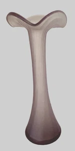 Antike mundgeblasene Glas Lilie Trompete Vase 8,5" hoch, satiniert Amythest Farbe - Bild 1 von 4