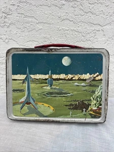 RAZZO SATELLITARE ASTRONAUTA SPAZIALE Lunchbox in metallo vintage anni 50 - Foto 1 di 7