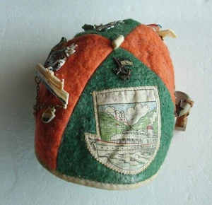 50er Jahre Filz Beanie Mütze Mütze mit Pins & Charms, Westmark Patch, grün & orange - Bild 1 von 7