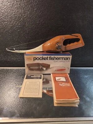 VTG 1972 POPEIL'S POCKET FISHERMAN SPIN CASTING OUTFIT FOLD UP FISHING POLE. A1 - Image 1 of 4