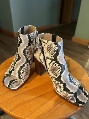 Vince Camuto Mujer Estampado de Serpiente Tacones en Bloque Punta Abierta Zapatos Sandalias Talla 7.5 Nuevo Foto 1 de 4