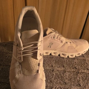 On Running Cloud - Women's shoes - Size 9.5 - White - Picture 1 of 12