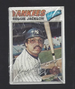 1977 TOPPS BURGER KING YANKEES SEALED CELLO WITH REGGIE JACKSON SHOWING Y099 - Picture 1 of 2
