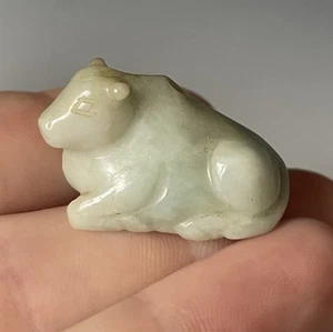 20. Jh. handgeschnitzte chinesische Jade Sternzeichen Ochse Stier Kuh Tier Perle Stein Figur - Bild 1 von 9