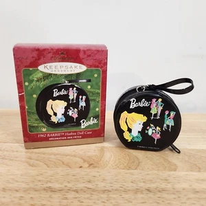 Hallmark Andenken Christbaumschmuck 1962 Barbie Hutschachtel Puppenkoffer Vinyl - Bild 1 von 5