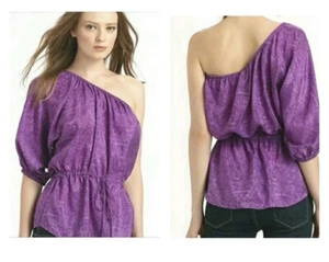 ¡NUEVO CON ETIQUETAS! HERMOSA BLUSA DE SEDA PÚRPURA DE UN HOMBRO REBECCA TAYLOR - Imagen 1 de 9