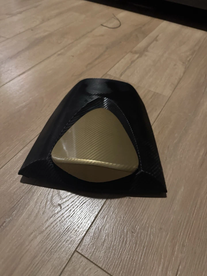 Capuz de assento traseiro Honda CBR600RR 2007–2012 – Envoltório de vinil aparência de carbono (centro dourado) - Imagem 1 de 4