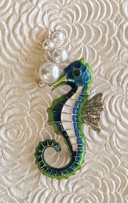 Broche caballito de mar / esmalte sobre metal tono dorado Foto 1 de 3