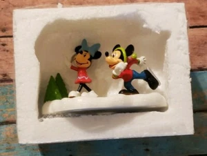 DISNEY - MICKEY'S MERRY CHRISTMAS VILLAGE - MICKEY & MINNIE GO SKATING - DEPT 56 - Picture 1 of 9