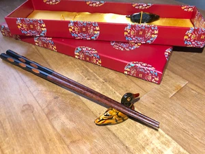 Essstäbchen mit Ablagebänkchen 2 Personen Stäbchen-Set in Geschenkbox - Bild 1 von 4