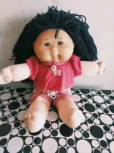 CPK DOLL CABBAGE PATCH KIDS MATTEL 1995 BAMBOLA CON CAPELLI FILO DI LANA NERI - Foto 1 di 5