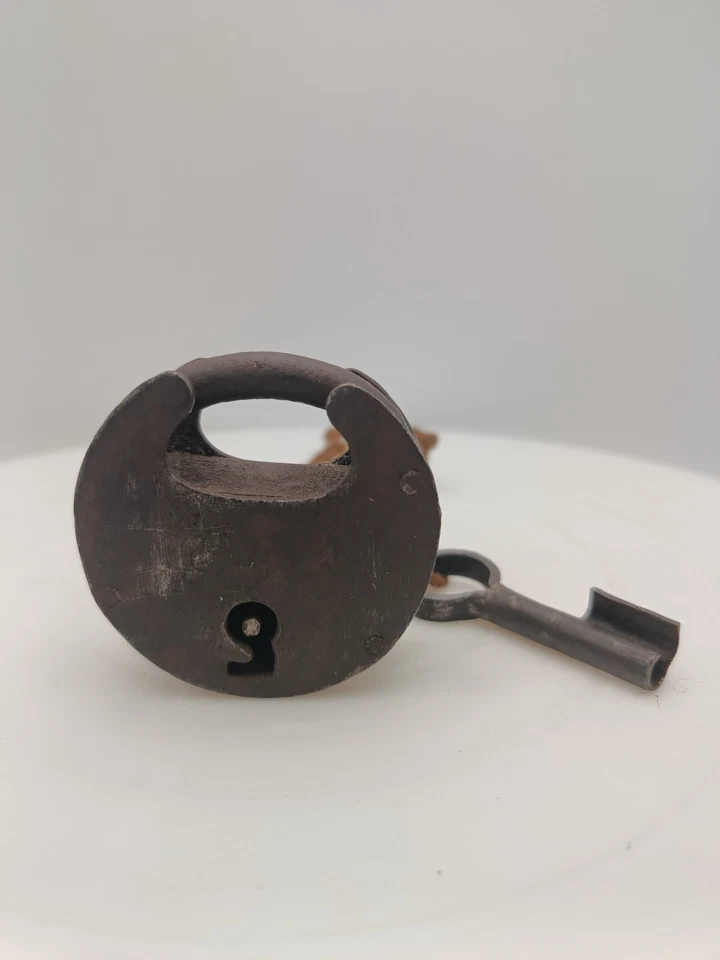 ANTIGUO CANDADO DE HIERRO ORIGINAL ANTIGUO Y RARO CON LLAVE Y FUNCIONANDO BIEN c1900 v/g Foto 1 de 4