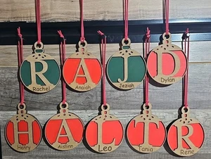 1 adorno navideño inicial corte madera con nombre grabado personalizado  - Imagen 1 de 8