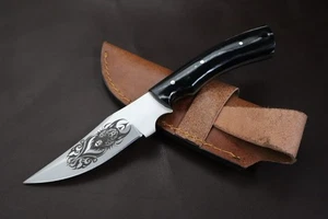 COLTELLO SCUOIATORE IN ACCIAIO INCISO A MANO 8" CON MANICO IN RESINA CON FODERO - Foto 1 di 6