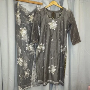 Nuevo sin etiquetas Vestido Floral Bordado a Mano Salwar Kameez Indio Paquistaní Conjunto de 2 Piezas - Imagen 1 de 14