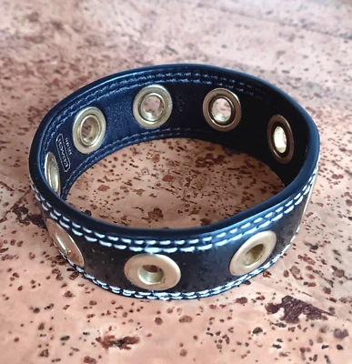 Brazalete Coach de cuero negro con ojales dorados Foto 1 de 4