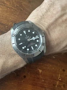 Cinturino in gomma 22 mm NERO FKM Caoutchouc adatto per orologi 41 mm Tudor Black Bay - Foto 1 di 11