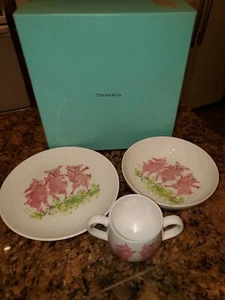 TIFFANY & CO. 3 MAIALI DANZANTI FINE BONE CHINA BABY SET VINTAGE MADE IN ENGLAND  - Foto 1 di 11