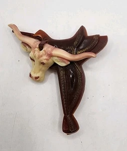 Broche broche de celuloide vintage años 50 Western Cowboy Saddle Longhorn Steer Bull - Imagen 1 de 5