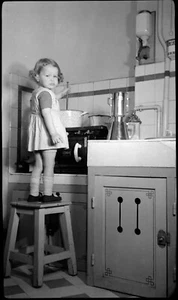 Ritratto Ragazzina Cucina Piedi Sgabello 2 Antico Negativo Foto An. 1920 30 - Picture 1 of 2