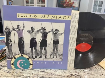 10 000 МАНЬЯКОВ В МОЕМ ПЛЕМЕНИ НАТАЛИ ТОРГОВЕЦ NM-ВИНИЛОВАЯ ПЛАСТИНКА ~ ВЕРХНЯЯ ФОРМА ~ САМЫЙ НИЗКИЙ $$ - Изображение 1 из 3