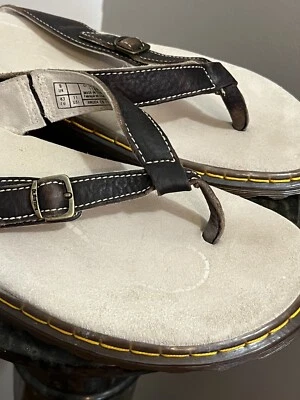 Sandalias Dr. Martens Erica Tanga Cuero Marrón 11695 Mujer 11 US Chanclas 43 EU Foto 1 de 4