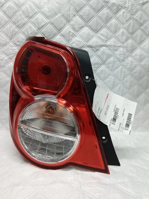 Conjunto de lámpara de luz trasera lateral izquierda TYC para Chevrolet Chevy Sonic 2012-2014 Foto 1 de 4