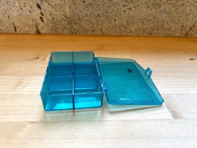 Umpqua Fly Box Bug Locker - Azul - 4 3/4" x 3" x 1" Foto 1 de 4