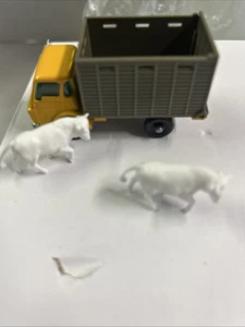 37-D1 Dodge Cattle Truck Lesney Matchbox circa '66  2 Bulls - Picture 1 of 8