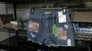 SO Shortie High Rise Junior Shorts Size 5/27W Floral Patch Design Raw Hem NWT - Picture 1 of 4