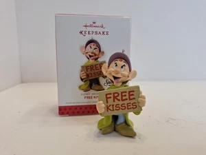 Hallmark Adorno de recuerdo de Navidad 2013 BESOS GRATIS Disney Blancanieves Dopey - Imagen 1 de 10