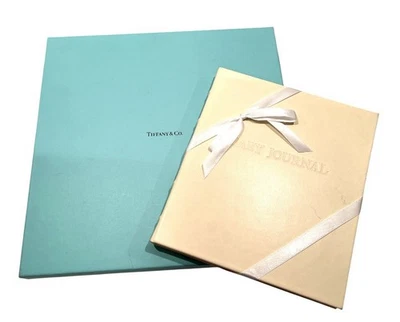 Tiffany & Co. Elegante diario de bebé con tapa dura encuadernado en cuero blanco; sin usar; c1999 Foto 1 de 4