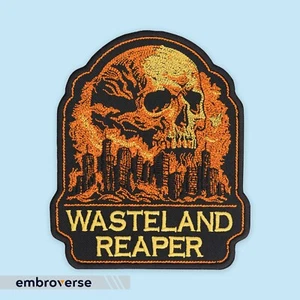 Bestickter Aufnäher Wasteland Reaper Totenkopf – Apokalyptische Stadt Flammen Bügelbild - Bild 1 von 1