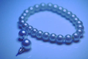 Vintage Pearl Elastic Band And Pearl Earrings Set Plastic - Picture 1 of 4