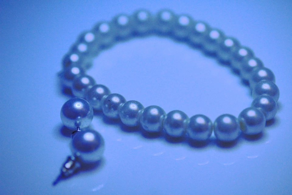 Juego de pendientes de perlas y banda elástica de perlas vintage de plástico Foto 1 de 4