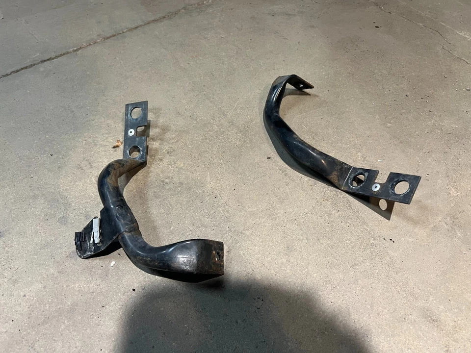 Nissan 370Z 2009-2020 conjunto de par de soporte de núcleo de radiador delantero OEM Foto 1 de 1