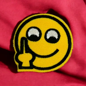 Bügelbild Patch Lächelndes Gesicht Mittelfinger Flip Off Emoji Cartoon Stickerei - Bild 1 von 2