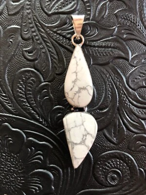 Artisan Southwest White Buffalo Howlite Totem Pendant 2" Foto 1 de 3