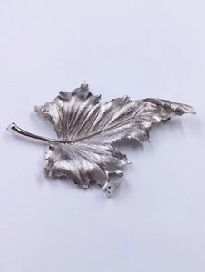 Vintage Crown Trifari Curvy Leaf Large Brooch Textured Silver Tone 1950's K058 - Picture 1 of 8