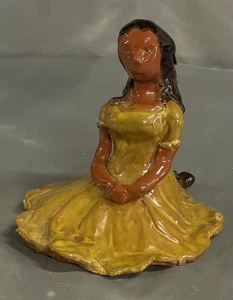 Bellissima statuina vintage in gesso smaltato di una ragazza seduta in abito giallo - Foto 1 di 7