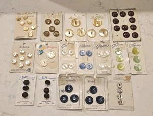 New Old Stock Vintage LOT od Buttons 17 Luckyday Glamour Le Chic Original Cards - Picture 1 of 4
