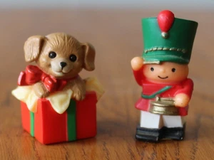 80er Jahre fröhliche Miniatur 2 Stück Schlagzeuger Junge & Welpe Punze Vintage Ornamente - Bild 1 von 4