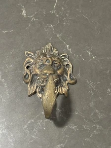 Antiguo gancho de pared con cabeza de león de latón macizo / gancho para abrigo - Imagen 1 de 3