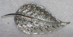 VINTAGE SILVER TONE LEAF FASHION JEWELRY BROOCH PIN - Picture 1 of 3