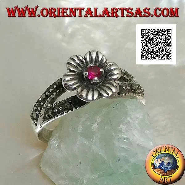 Anello in Argento 925‰ fiore con granato naturale su due file di marcassite - Immagine 1 di 1