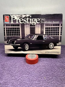 Studebaker Avanti 1963. Amt # 6872. Offener Karton/versiegelte Beutel. Vintage 1989. 1:25 - Bild 1 von 5