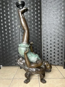 "Lámpara figurativa de bronce rara -Escultura acróbata estilo Art Deco con pátina - 46"" de alto" - Imagen 1 de 9